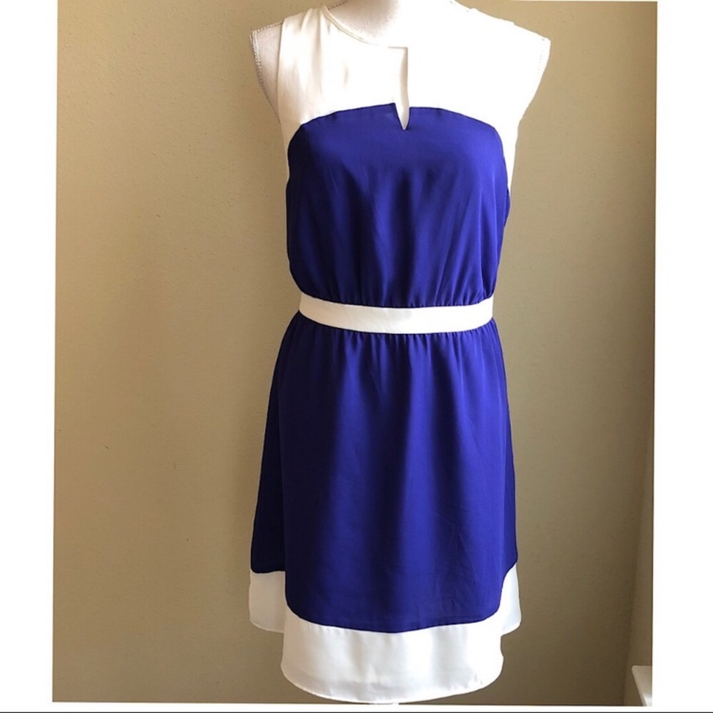 Loft dress with keyhole opening